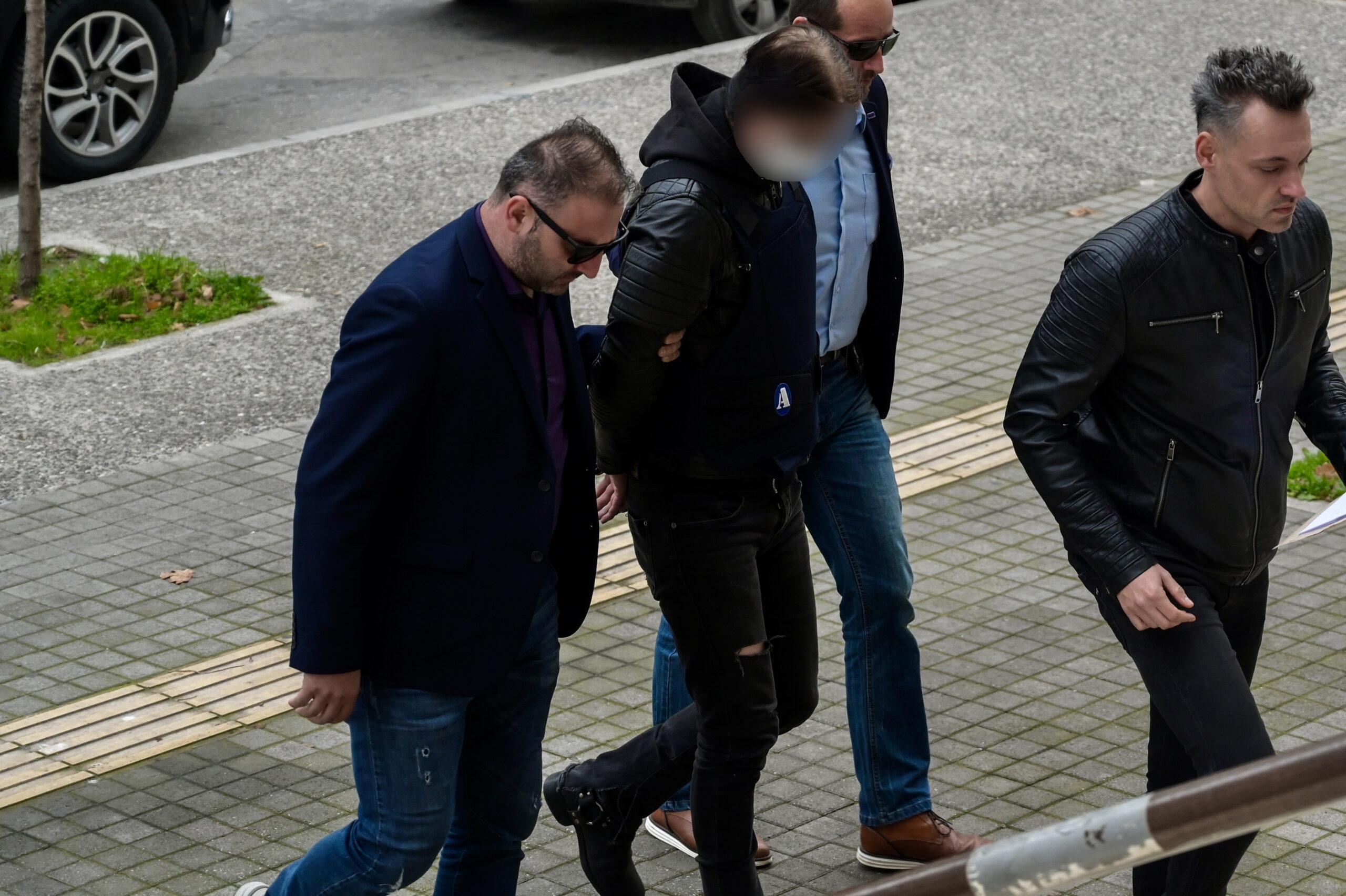 ΕΑΥΘ: Αστυνομικοί καταγγέλλουν ότι είχαν εντολή να φορούν κοστούμι κατά τη μεταγωγή του Νορβηγού που σκότωσε τον συνάδελφό τους