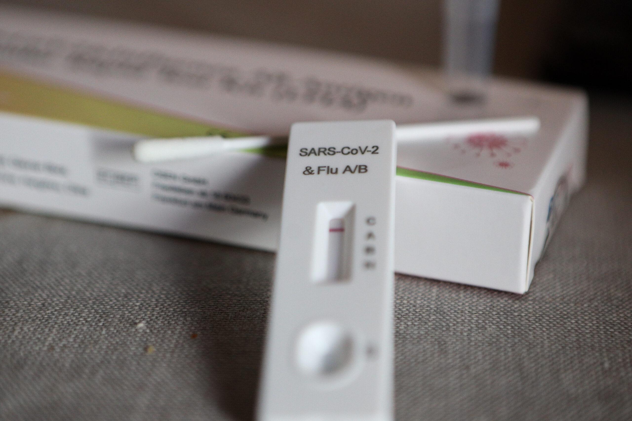 ΕΟΔΥ: Ένας θάνατος από κορωνοϊό, δύο από γρίπη την τελευταία εβδομάδα