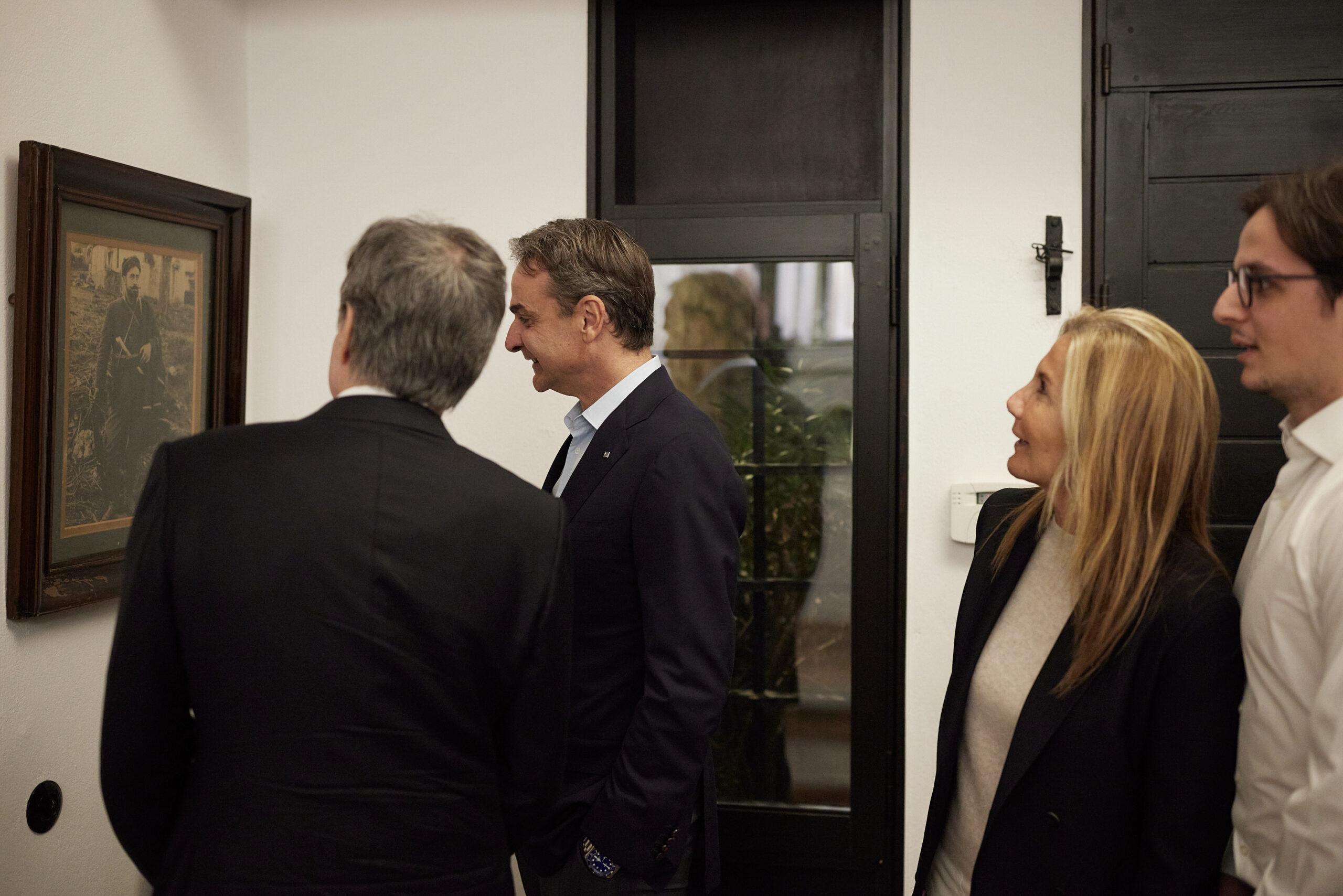 Η ξενάγηση του Κυριάκου Μητσοτάκη στον Άντονι Μπλίνκεν στο σπίτι του στα Χανιά (ΒΙΝΤΕΟ)