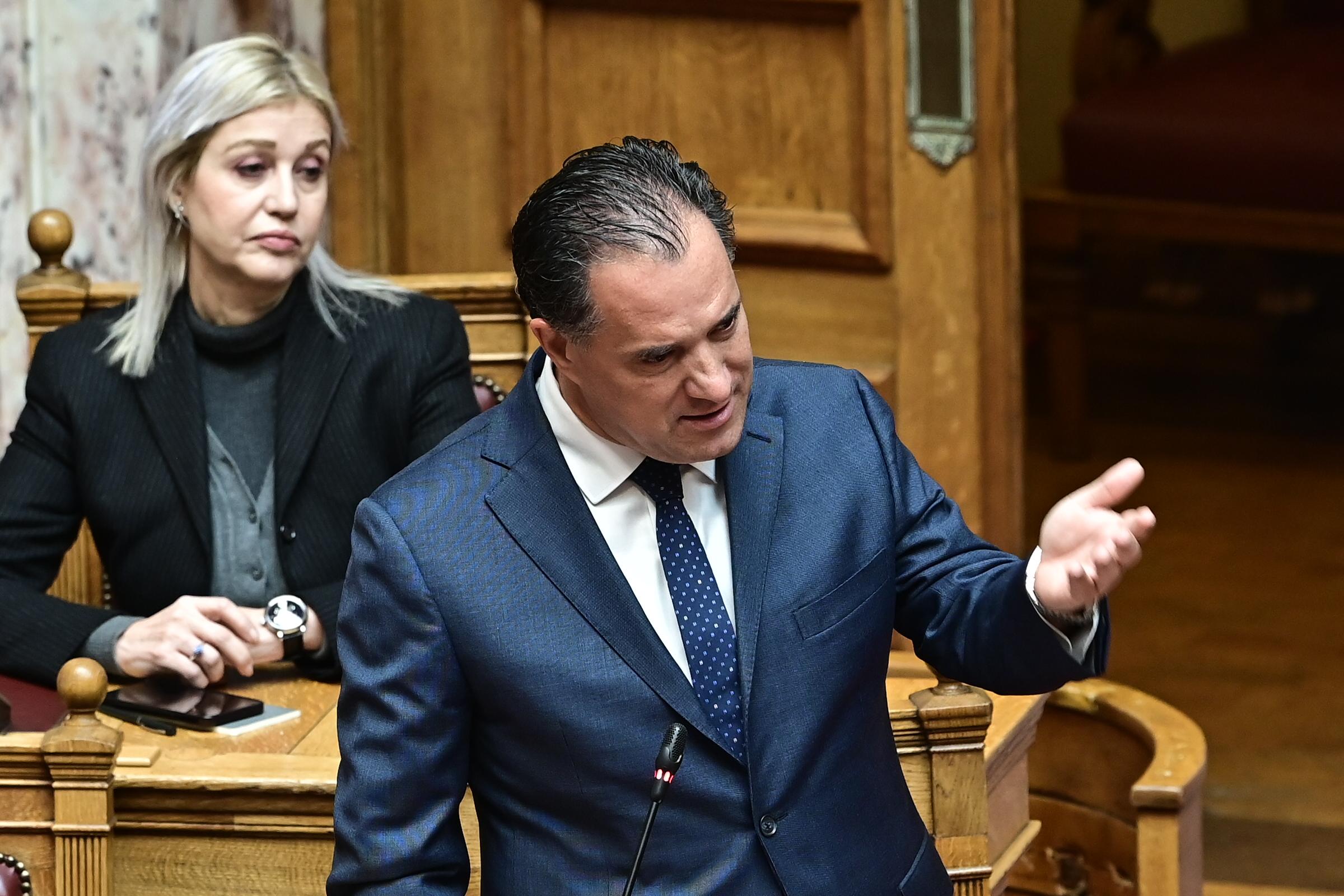 Σκληρή κόντρα Γεωργιάδη – Παπαδόπουλου για τα εμβόλια: «Θα έπρεπε να σας πάρουν πίσω το πτυχίο» είπε ο υπουργός Υγείας