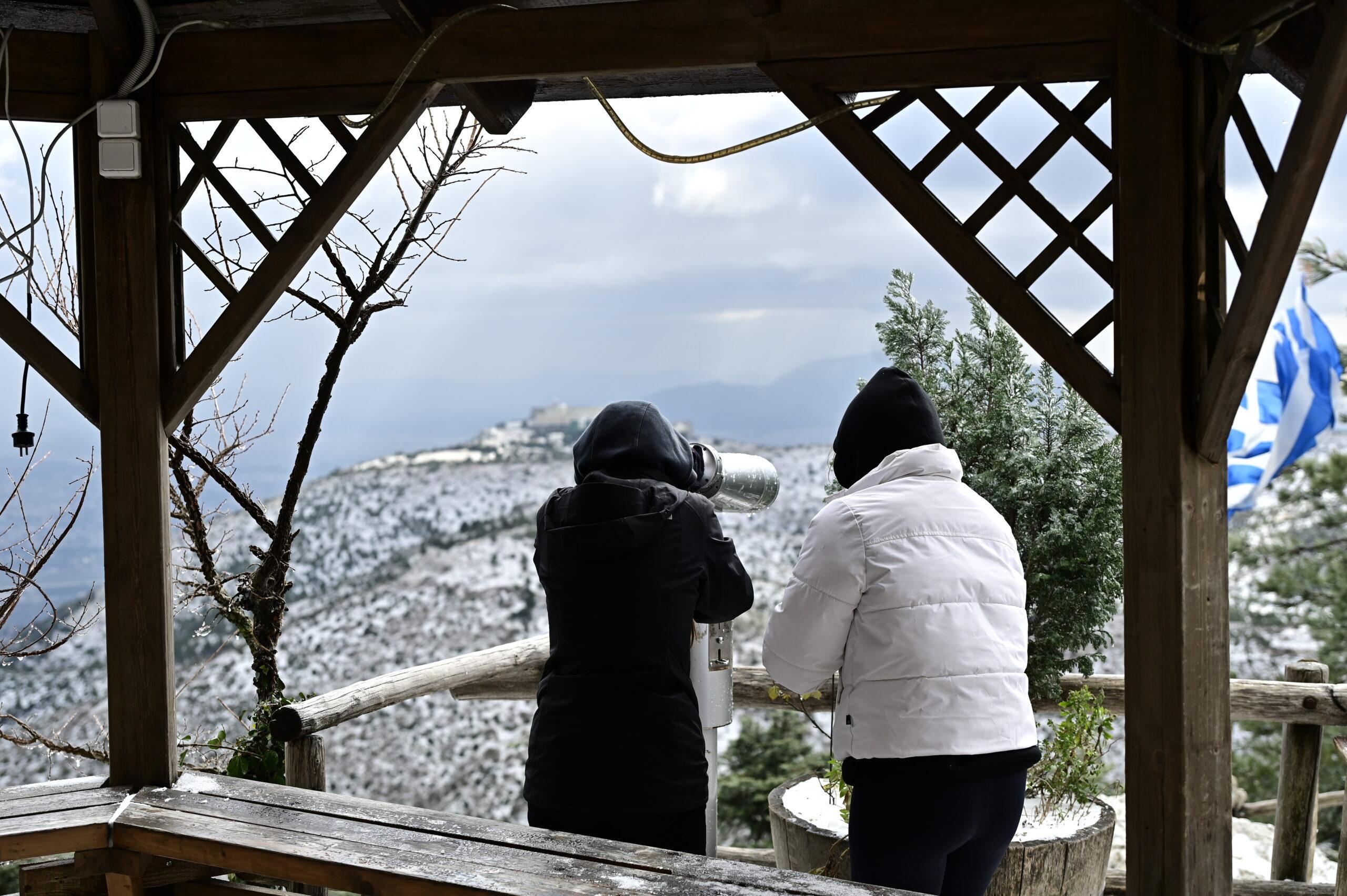 Πάρνηθα – Φυλή: Τέσσερις εγκλωβισμένοι και ένας 95χρονος στα χιόνια 
