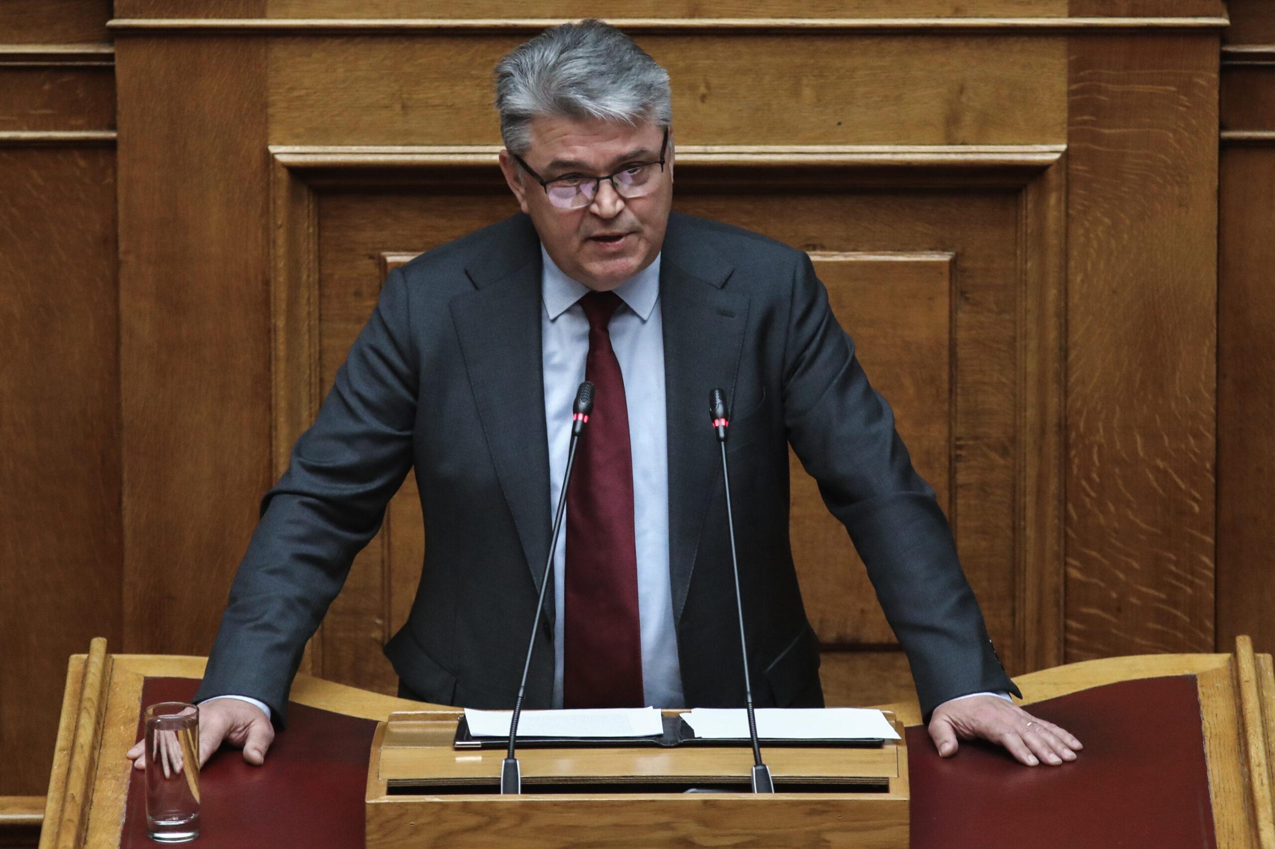 Βουλή: Ο Νατσιός ανάγνωσε την ανακοίνωση της Ιεράς Συνόδου – «Η πρωτοβουλία είναι μη αποδεκτή», αντιδρά το ΠΑΣΟΚ