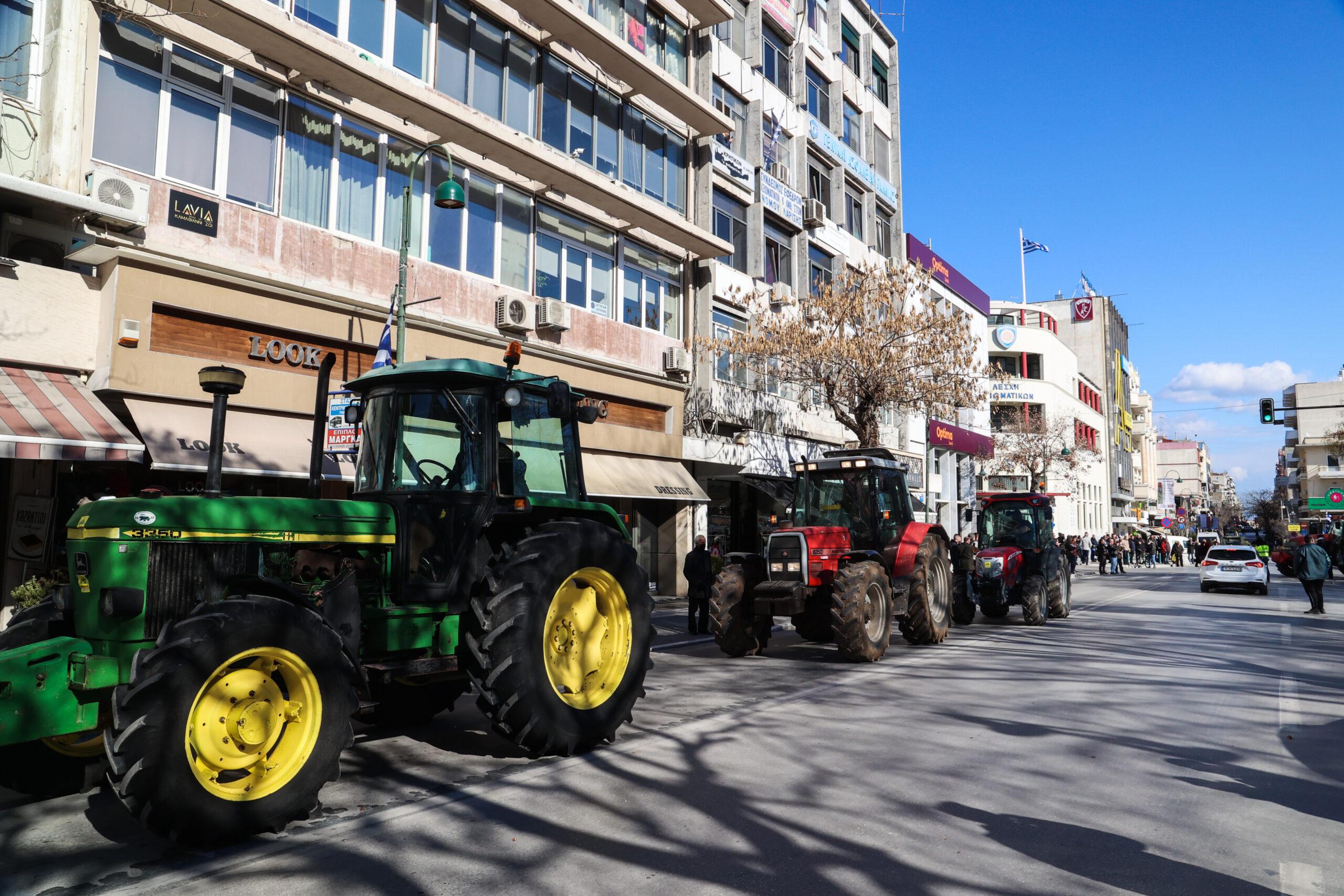 Πυκνώνουν τα μπλόκα οι αγρότες – Ενισχύονται καθημερινά με τρακτέρ