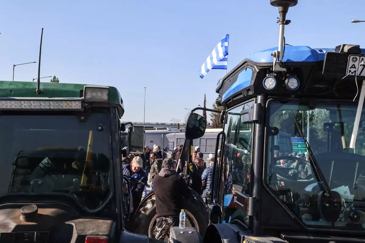 Αγρότες: Συναγερμός στο Μαξίμου για τα μπλόκα σε όλη την Ελλάδα