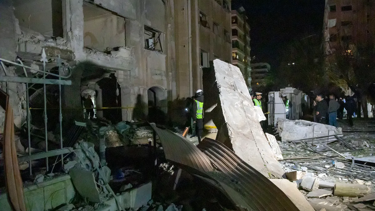 Aεροπορικό πλήγμα στη Συρία: Η Τεχεράνη κατηγορεί το Ισραήλ και απειλεί με αντίποινα