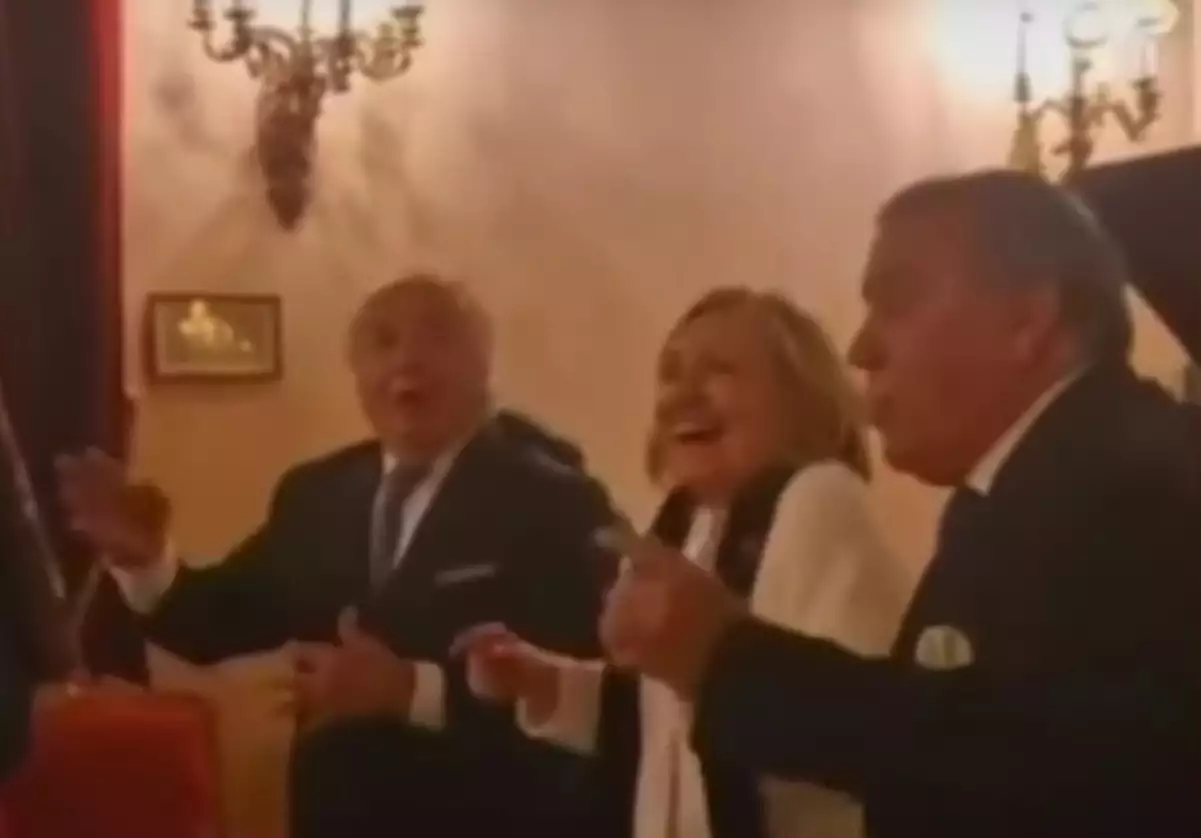 Η Χίλαρι Κλίντον χορεύει macarena και γίνεται viral