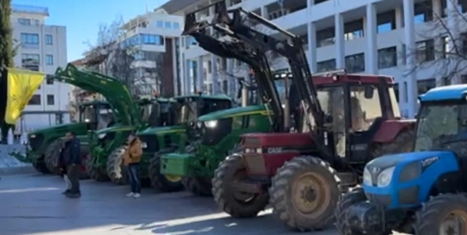 Λάρισα: Στην κεντρική πλατεία έφτασαν οι αγρότες με τα τρακτέρ