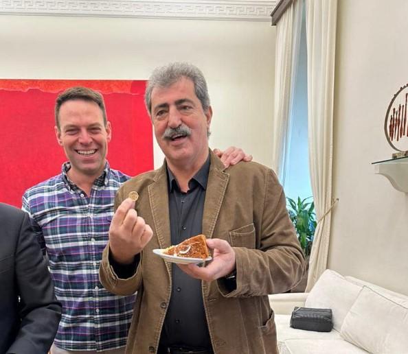 Ο Παύλος Πολάκης κέρδισε το φλουρί της βασιλόπιτας που έκοψε ο ΣΥΡΙΖΑ