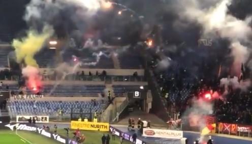 Λάτσιο – Ρόμα: Χαμός στο Ολίμπικο με ανταλλαγή φωτοβολίδων