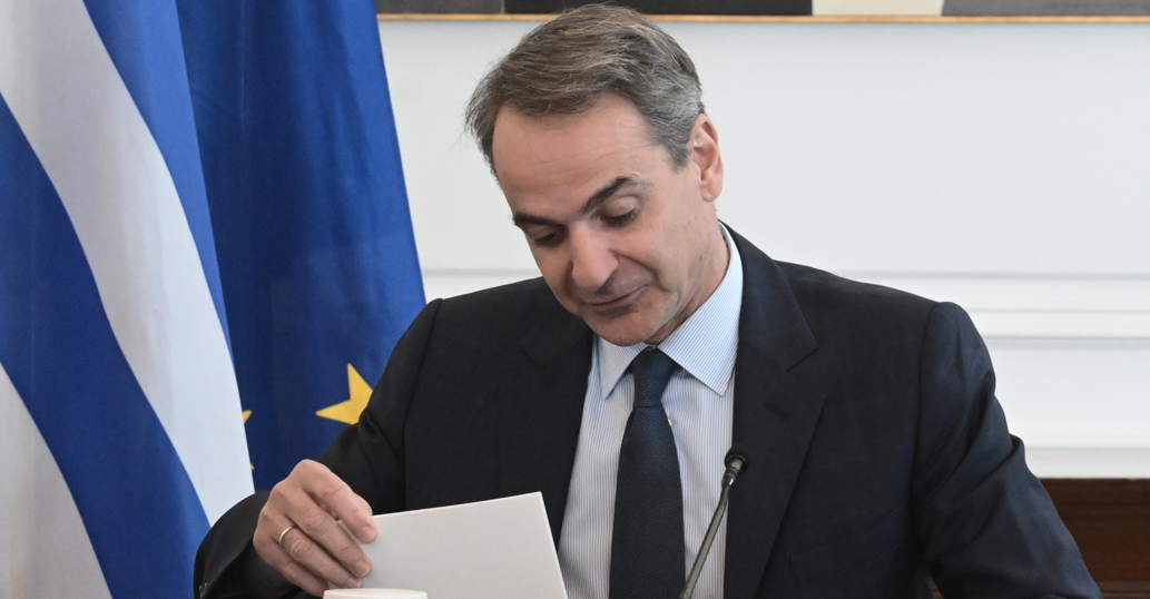 Τα δημοσκοπικά “καμπανάκια” γίνονται… καμπάνες για τον Μητσοτάκη