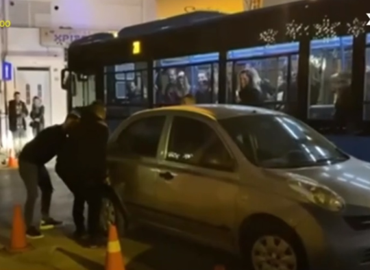 Θεσσαλονίκη: Σήκωσαν αυτοκίνητο στα… χέρια που εμπόδιζε τη διέλευση λεωφορείου – Δείτε βίντεο
