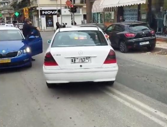 Θεσσαλονίκη: Επικό «παρκάρισμα» στη μέση της Μαρτίου – Δείτε βίντεο