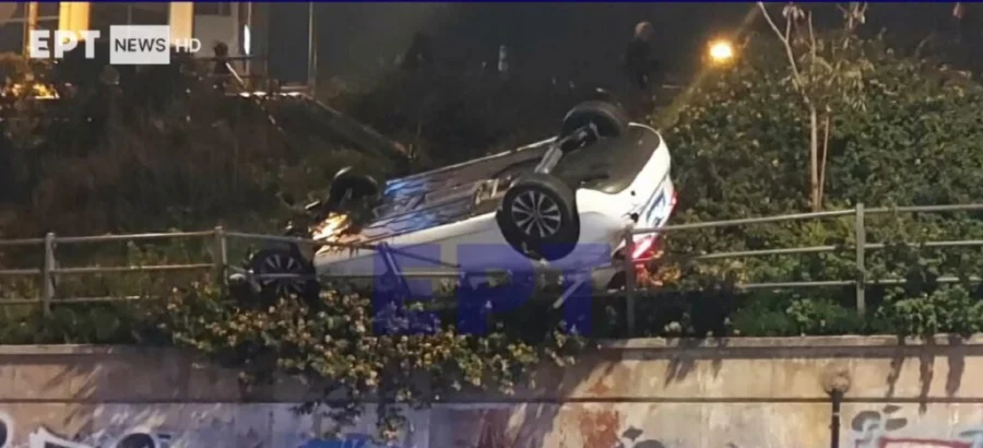 Τροχαίο στην Αττική: Μπάρες σταμάτησαν ΙΧ από το να πέσει στην Βουλιαγμένης
