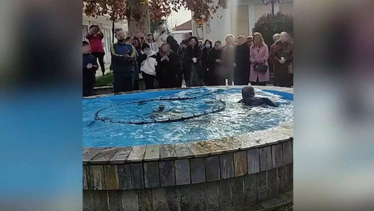 Θεοφάνια: Άνδρας έπεσε με τα ρούχα μέσα σε σιντριβάνι για να πιάσει τον σταυρό