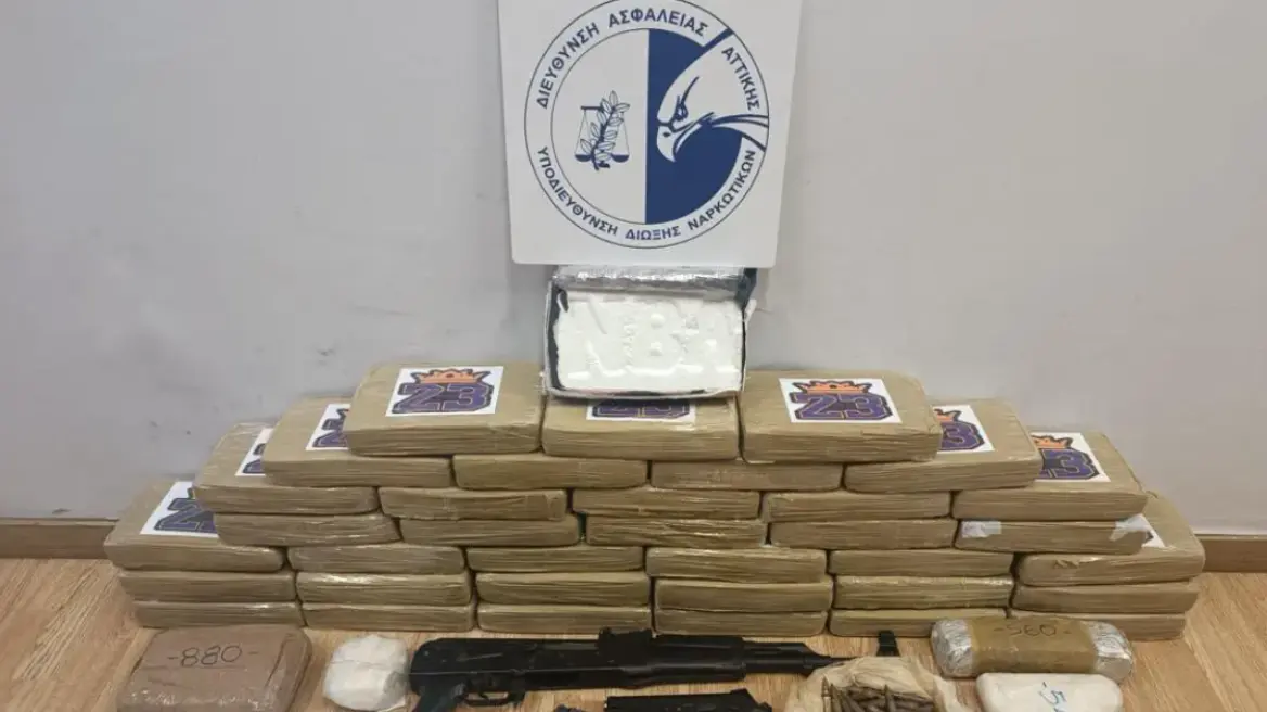 Περισσότερα από 45 κιλά κοκαΐνης και όπλα βρέθηκαν σε σπίτι στο Κορωπί – Δείτε βίντεο