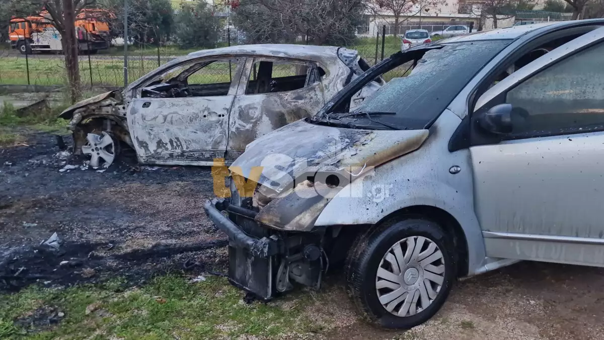 Λαμία: Φωτιά και εκρήξεις κατέστρεψαν ολοσχερώς δύο αυτοκίνητα