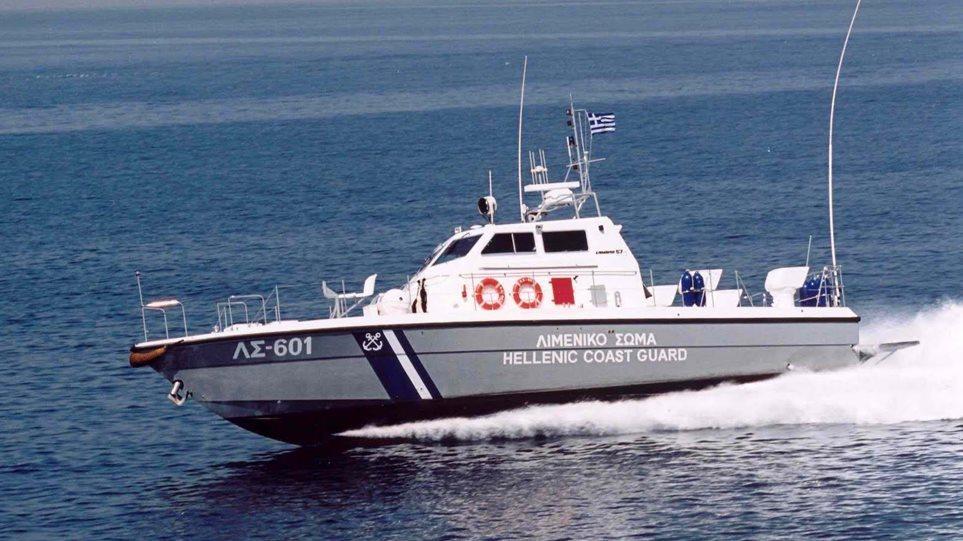 Σύμη: Καταδίωξη σκάφους με μετανάστες – Χειροπέδες στον διακινητή