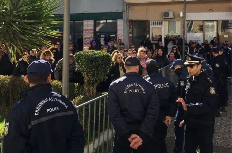 Μεσολόγγι: Συγγενείς και φίλοι του 31χρονου φώναζαν στα δικαστήρια «πού είναι ο Μπάμπης;»