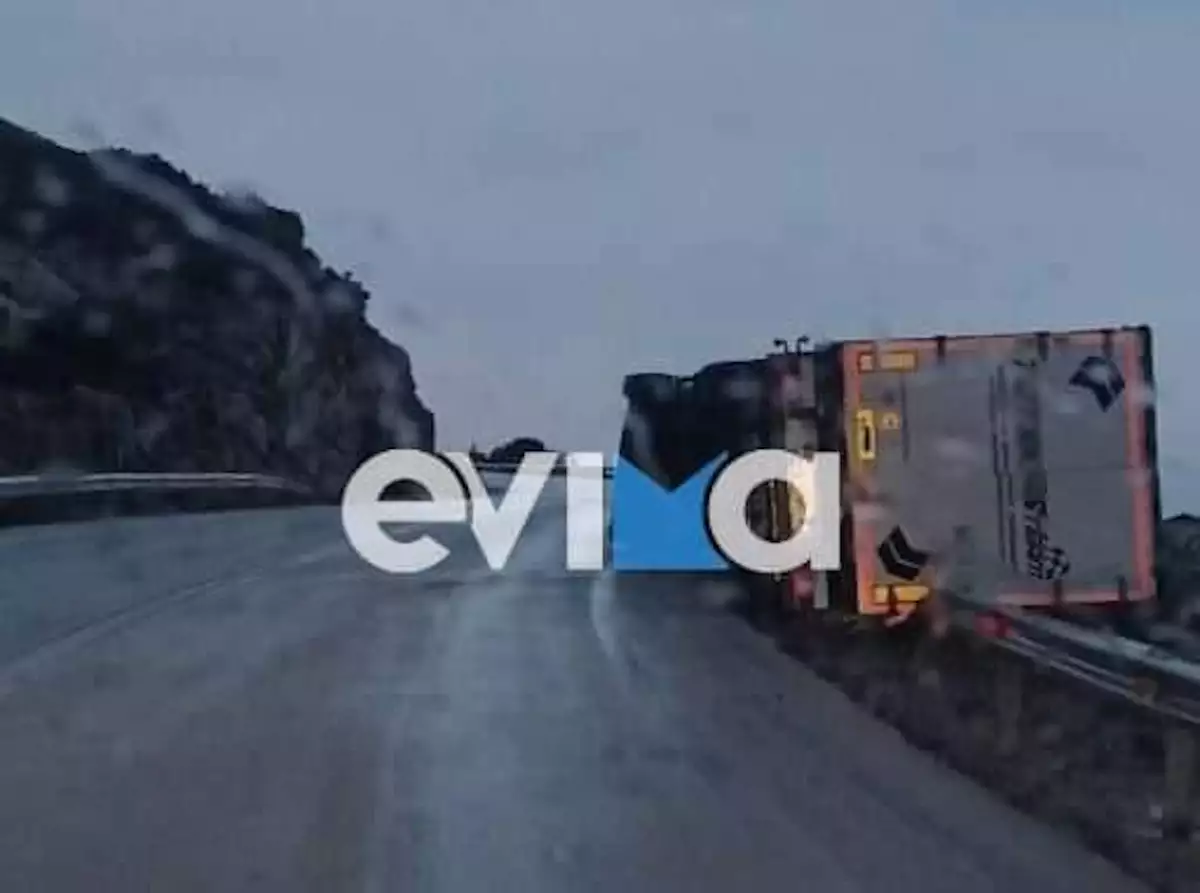 Εύβοια: Νταλίκα παρασύρθηκε από τον δυνατό αέρα και… κρεμάστηκε πάνω από γκρεμό