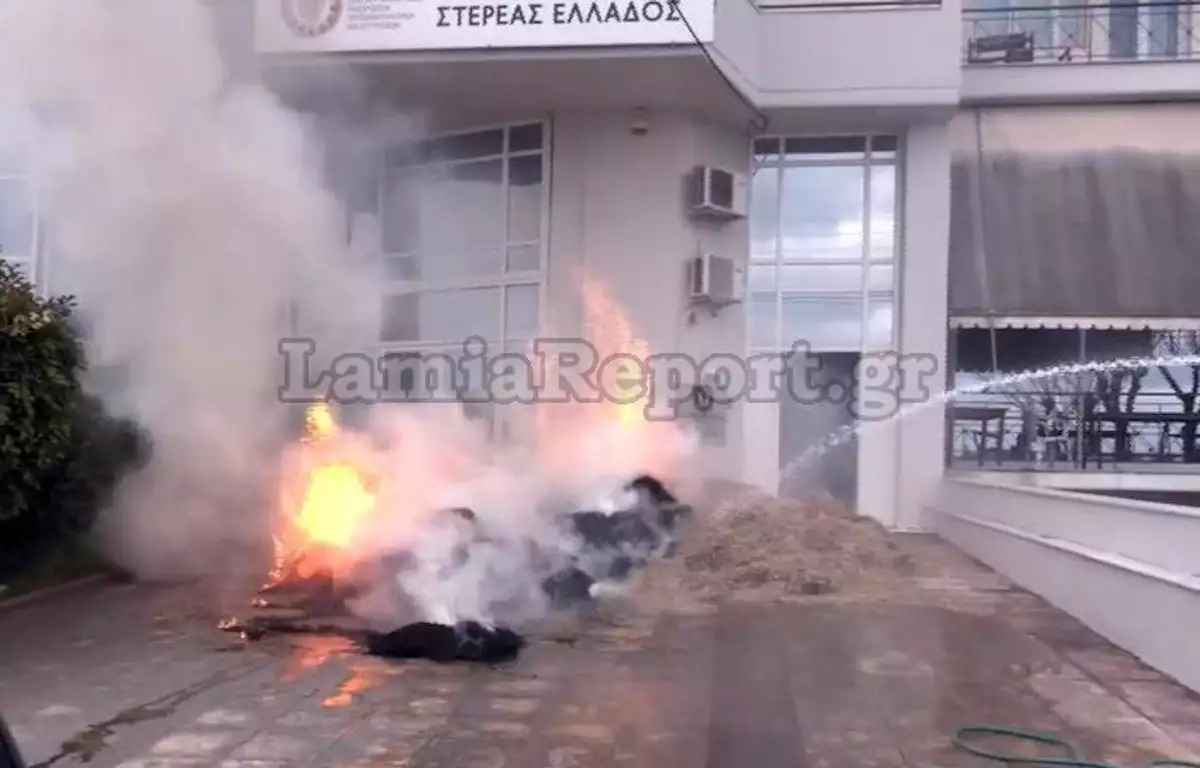 Κινητοποιήσεις αγροτών: Φωτιά έξω από τα γραφεία του ΟΠΕΚΕΠΕ στη Λαμία