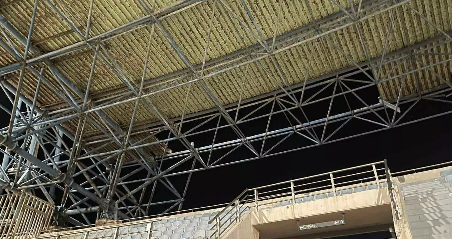 Εκκενώθηκε το Παγκρήτιο Στάδιο: Αποκολλήθηκε τμήμα του στεγάστρου από την κακοκαιρία