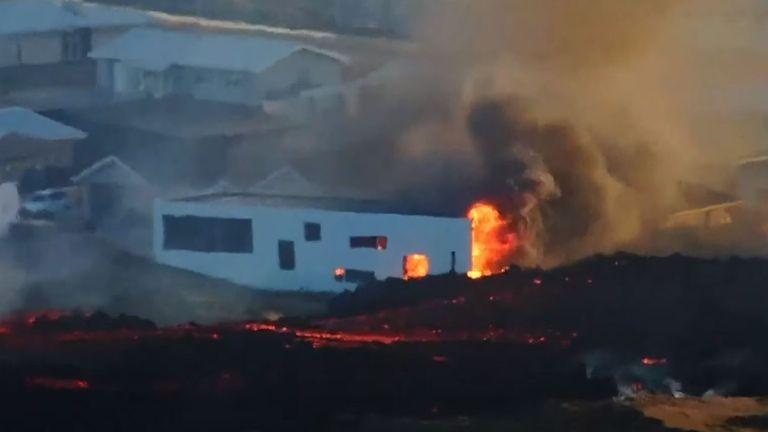 Ισλανδία: Κάηκαν σπίτια από τη λάβα ηφαιστείου στο Γκρίνταβικ (Vid)