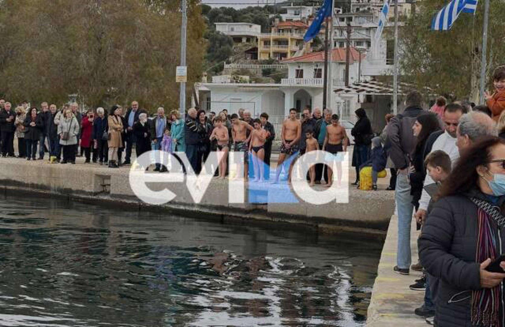 Θεοφάνια: Μαθητής Γυμνασίου έπιασε τον Σταυρό στην Εύβοια