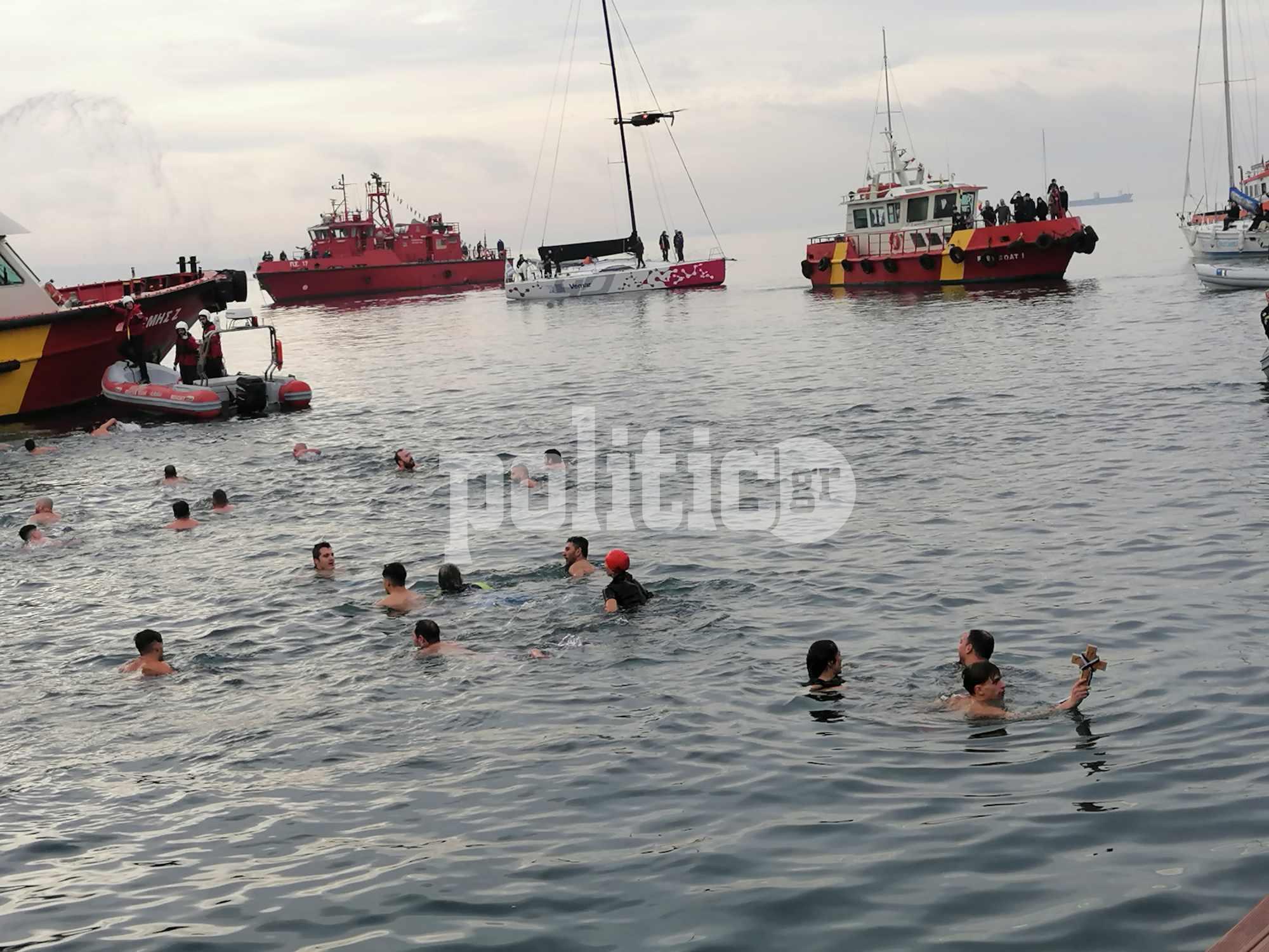 Θεσσαλονίκη: Τελέστηκε ο καθαγιασμός των υδάτων – Πλήθος κόσμου στο λιμάνι (ΦΩΤΟ & ΒΙΝΤΕΟ)