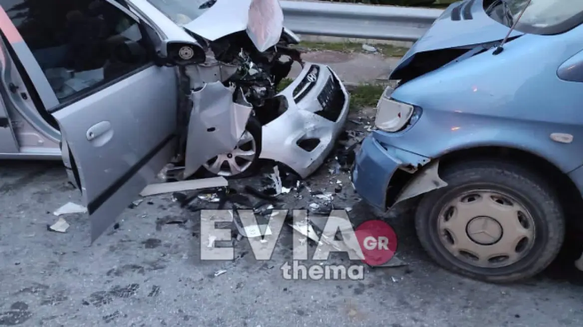 Μετωπική σύγκρουση αυτοκινήτων τα ξημερώματα στην Εύβοια – Δύο τραυματίες