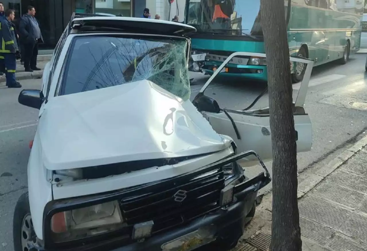 Κοζάνη: Αυτοκίνητο συγκρούστηκε με λεωφορείο των ΚΤΕΛ