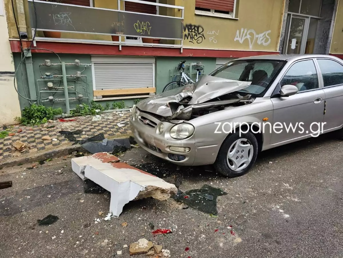 Κρήτη: Μπαλκόνι έπεσε σε αυτοκίνητα στα Χανιά