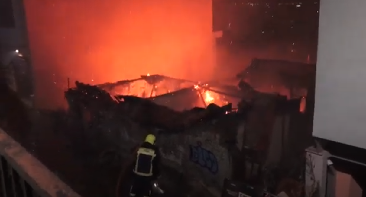 Θεσσαλονίκη: Βίντεο από τη στιγμή που καίγεται εγκαταλελειμμένο σπίτι στην Άνω Πόλη