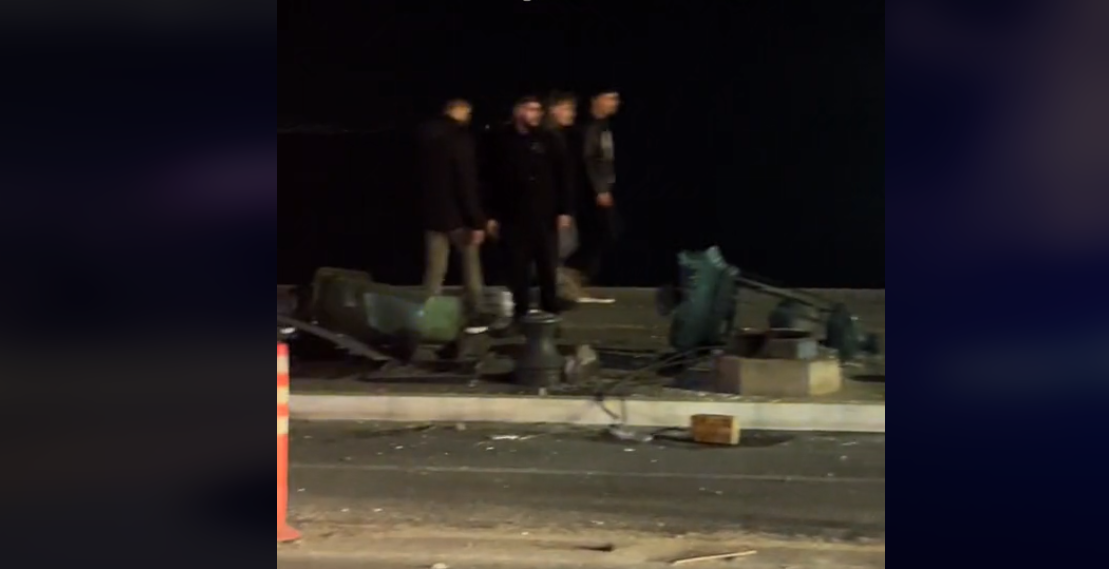 Τρελή πορεία ΙΧ στη Θεσσαλονίκη: Μπήκε στον ποδηλατόδρομο της παραλιακής γκρεμίζοντας στύλους ηλεκτροφωτισμού (ΒΙΝΤΕΟ)