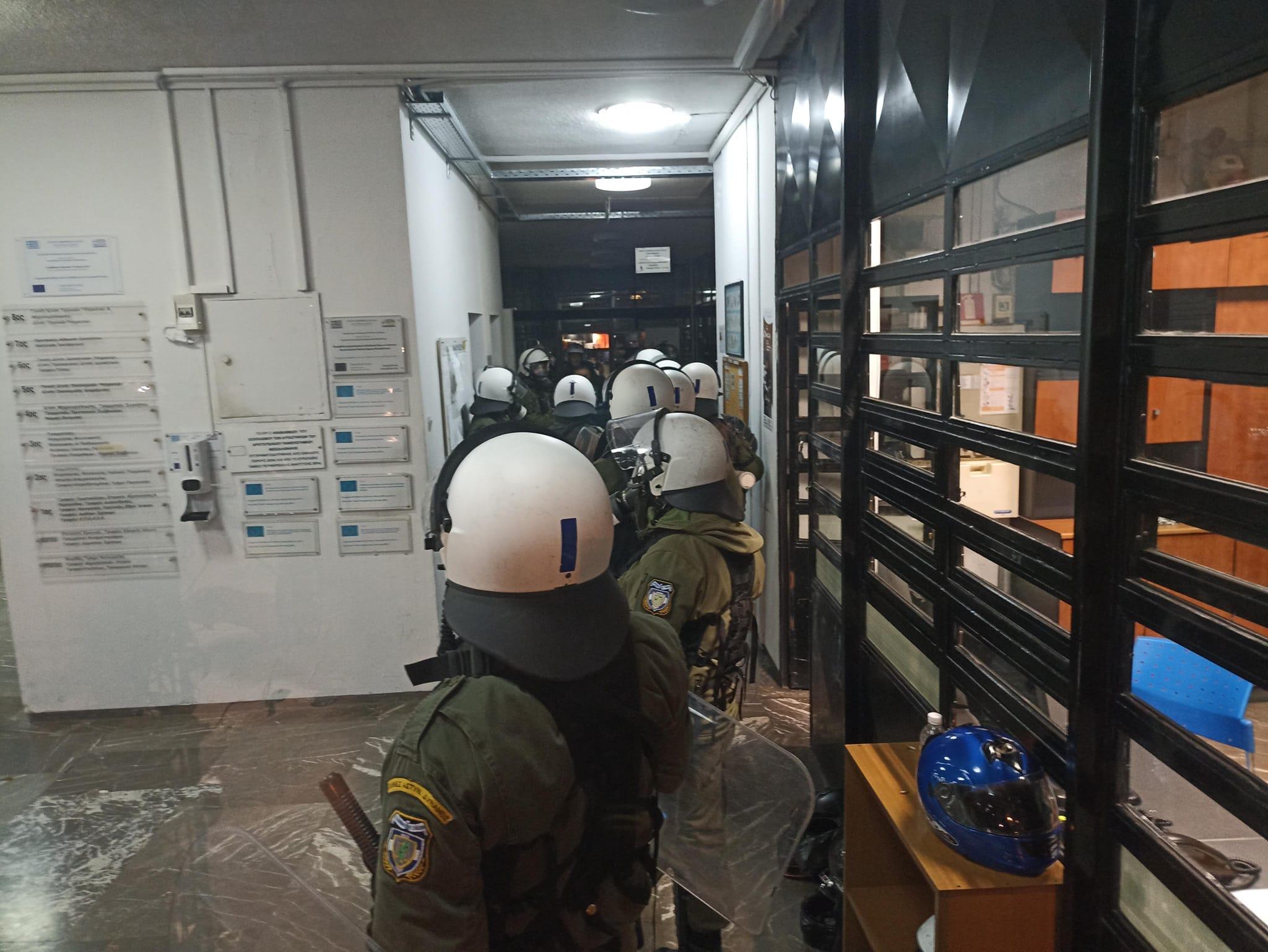Θεσσαλονίκη: Επέμβαση των ΜΑΤ στο κτίριο της πρυτανείας του ΑΠΘ