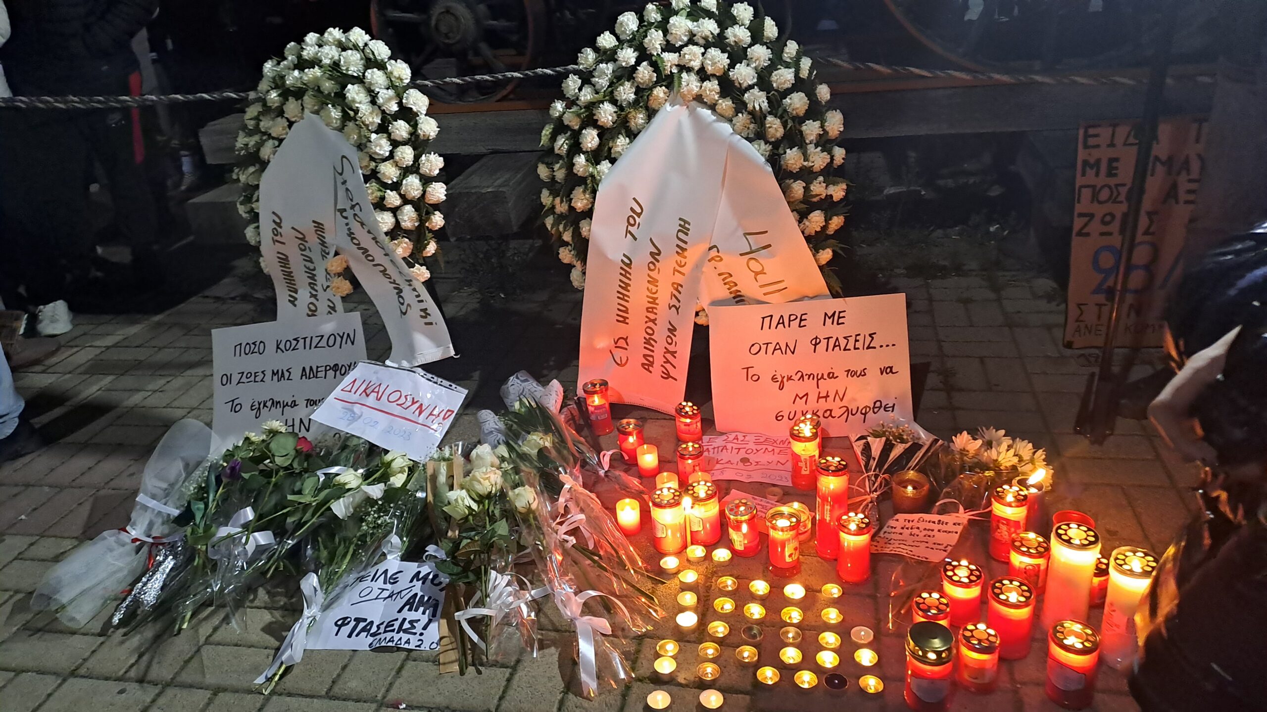 Θεσσαλονίκη: Με βαλίτσες και κερί περίμεναν να δείξει 23:21(ΦΩΤΟ και ΒΙΝΤΕΟ)