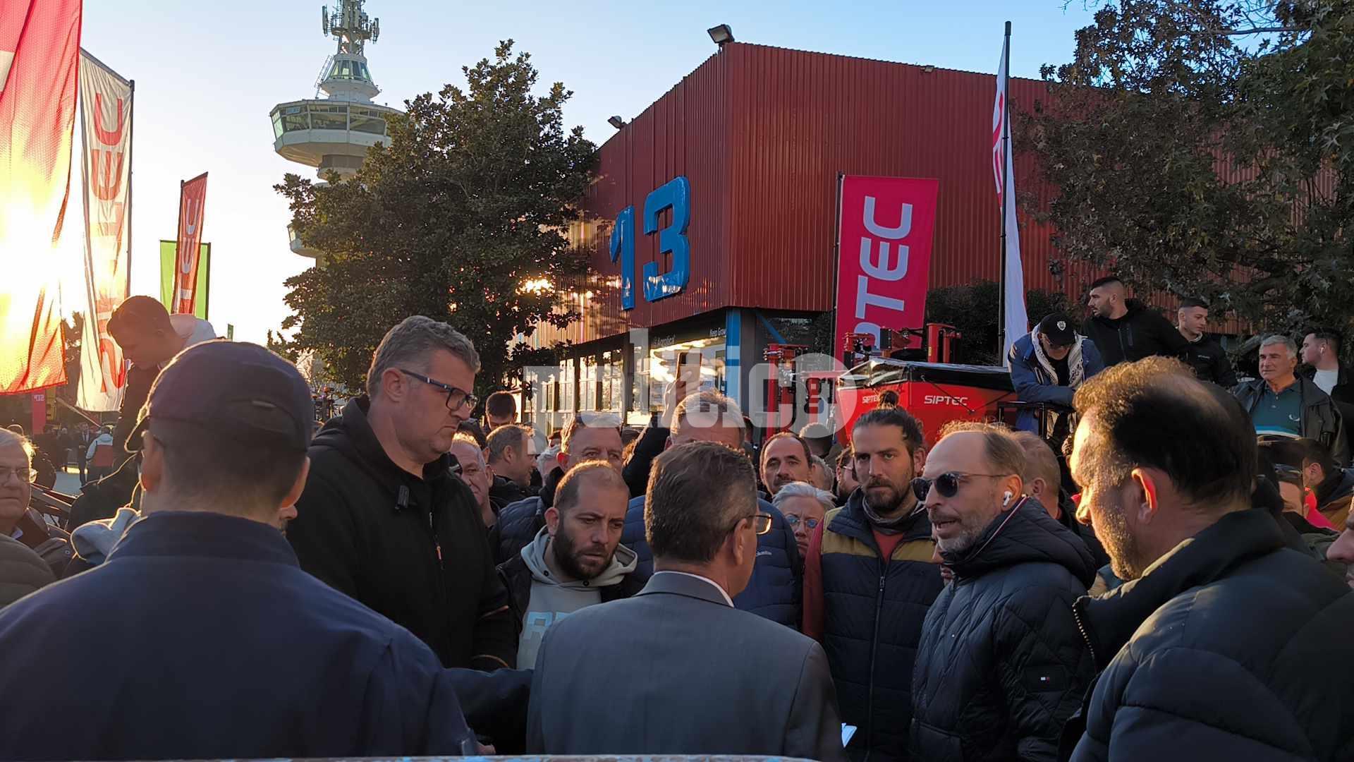 Θεσσαλονίκη: Αγρότες παρέδωσαν ψήφισμα προς την διοίκηση της ΔΕΘ (ΒΙΝΤΕΟ)