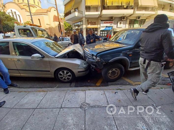 Καραμπόλα οχημάτων στην Καλαμάτα – ΙΧ «καρφώθηκε» σε ζαχαροπλαστείο (ΕΙΚΟΝΕΣ)