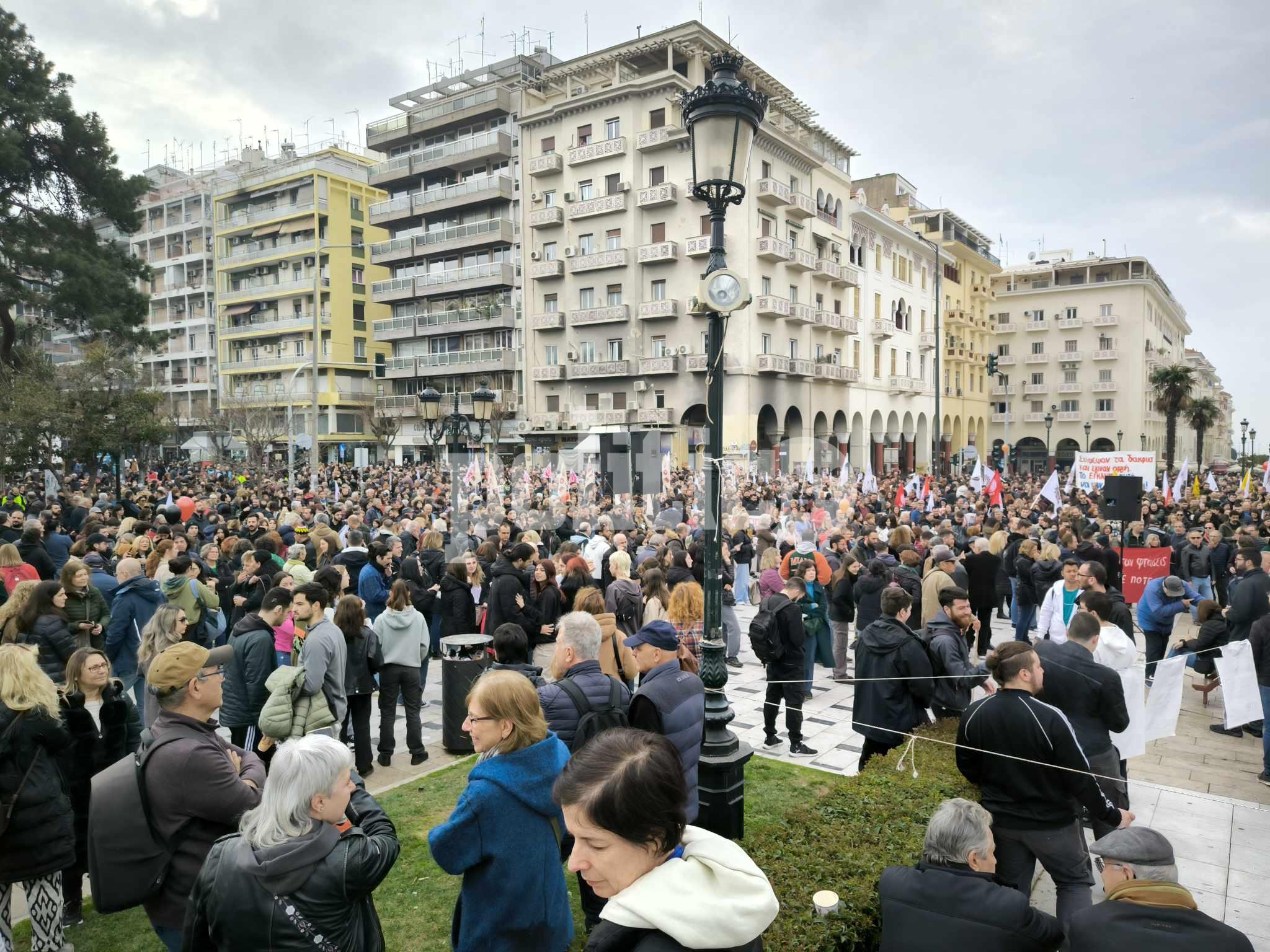 Θεσσαλονίκη | Δικαιοσύνη και όχι σιωπή ζητούν οι πολίτες έναν χρόνο από την τραγωδία των Τεμπών