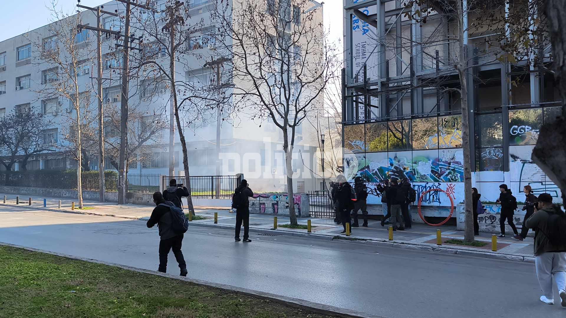 Επεισόδια στη Θεσσαλονίκη μετά τη λήξη της φοιτητικής πορείας | Μολότοφ, πετροπόλεμος και φωτιές σε κάδους (ΕΙΚΟΝΕΣ & ΒΙΝΤΕΟ)