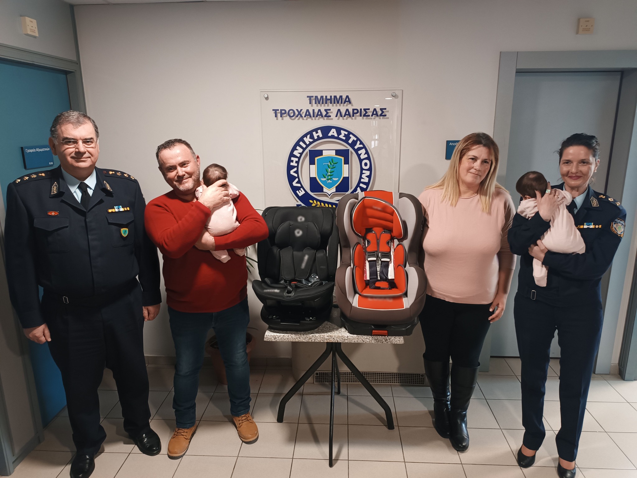 Η τροχαία Λάρισας δωρίζει δύο παιδικά καθίσματα στα πρώτα μωρά του 2024