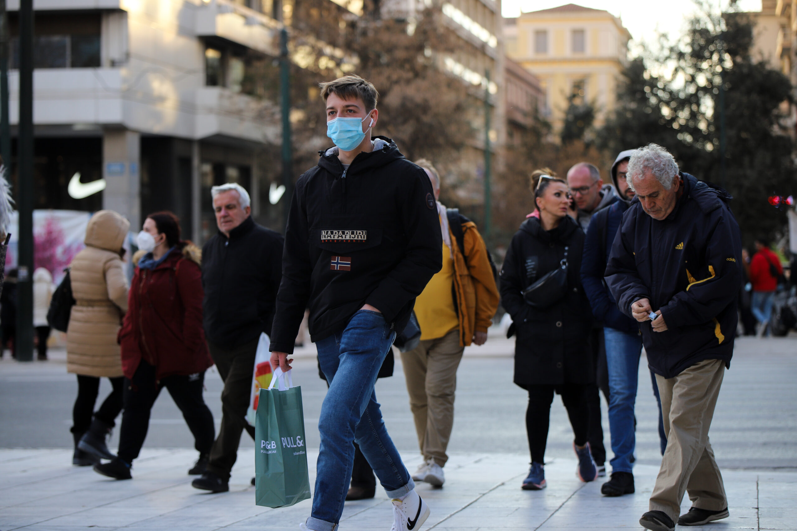 Κορωνοϊός: 21 νεκροί και 33 διασωληνωμένοι – Η ανακοίνωση του ΕΟΔΥ