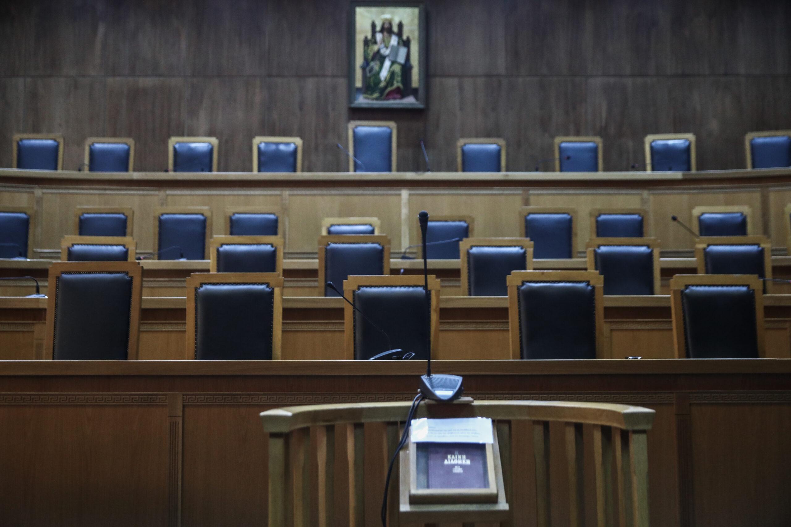 Δικαιοσύνη: Απολύθηκαν τρεις δικαστές – Εφέτης έλεγε σε αστυνομικούς «ξύστε μου τα @@@»