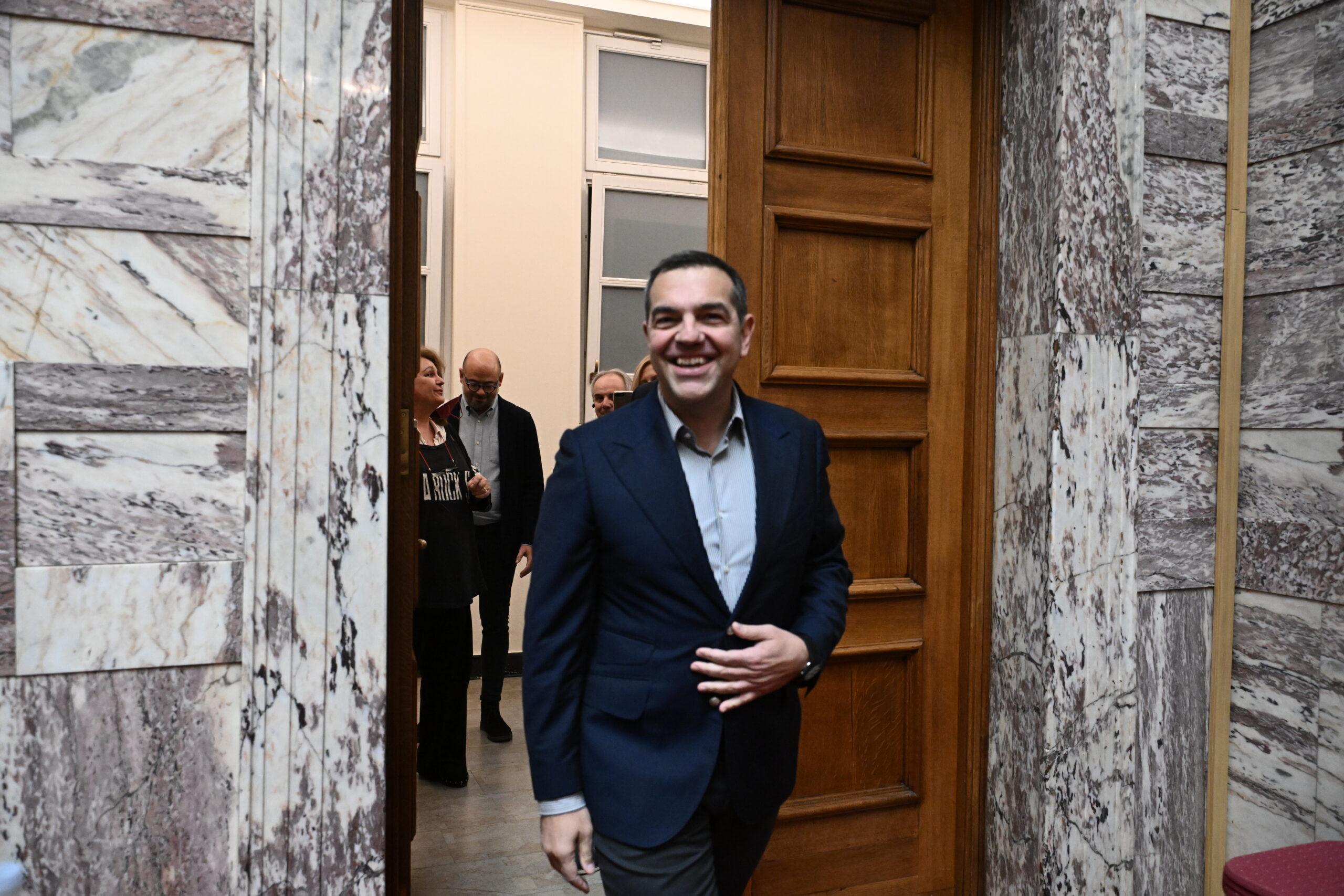 «Να παρακαλέσουμε γονατιστοί τον Τσίπρα να επιστρέψει» είπαν σε εκδήλωση του ΣΥΡΙΖΑ στο Άστρος Κυνουρίας