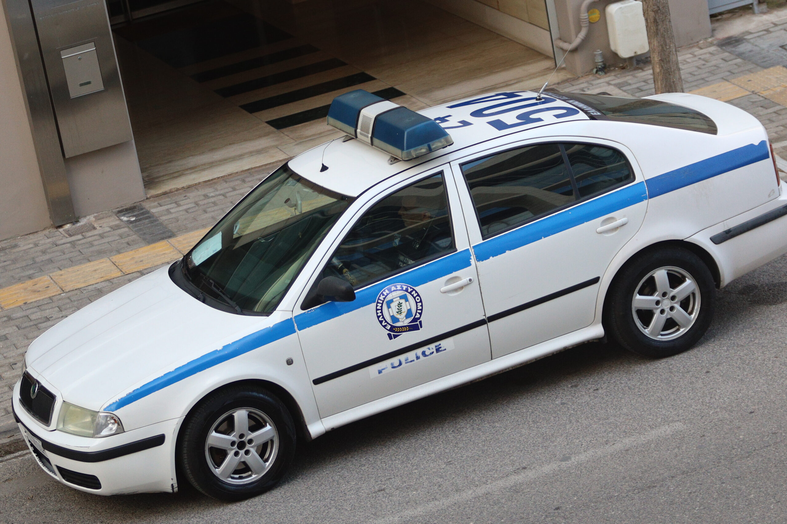 Νεαρή γυναίκα διέρρηξε δυο σπίτια και έκλεψε ρούχα από μαγαζί