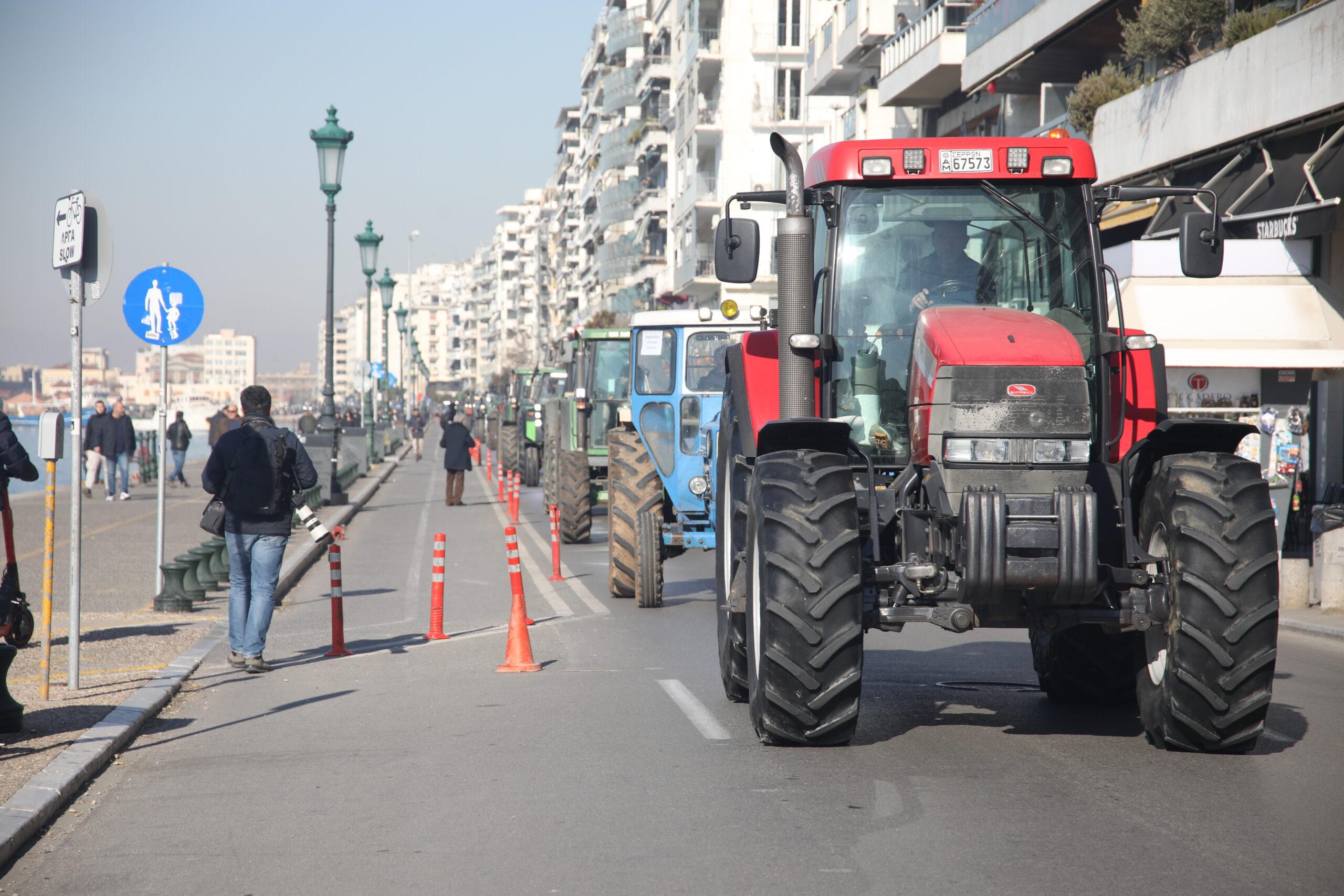 Θεσσαλονίκη: Σε εξέλιξη η μηχανοκίνητη πορεία των αγροτών – Κατευθύνονται προς το ΥΜΑΘ