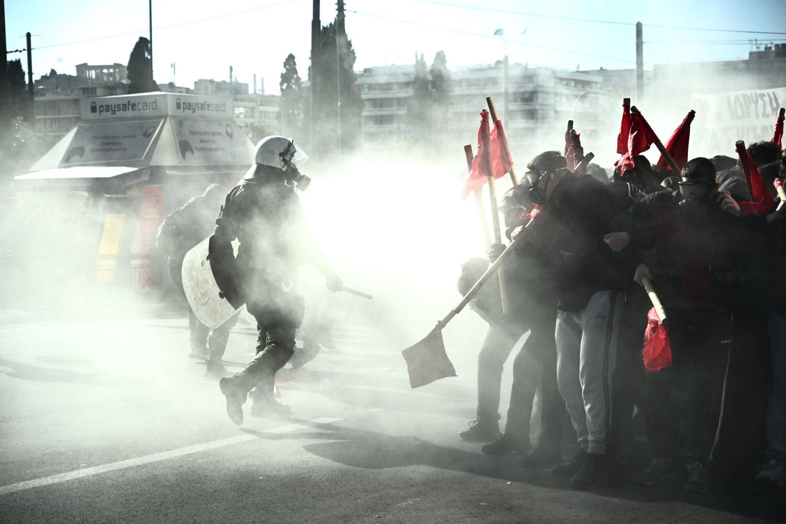 Επεισόδια στο πανεκπαιδευτικό συλλαλητήριο στην Αθήνα – Έπεσαν δακρυγόνα (ΕΙΚΟΝΕΣ)