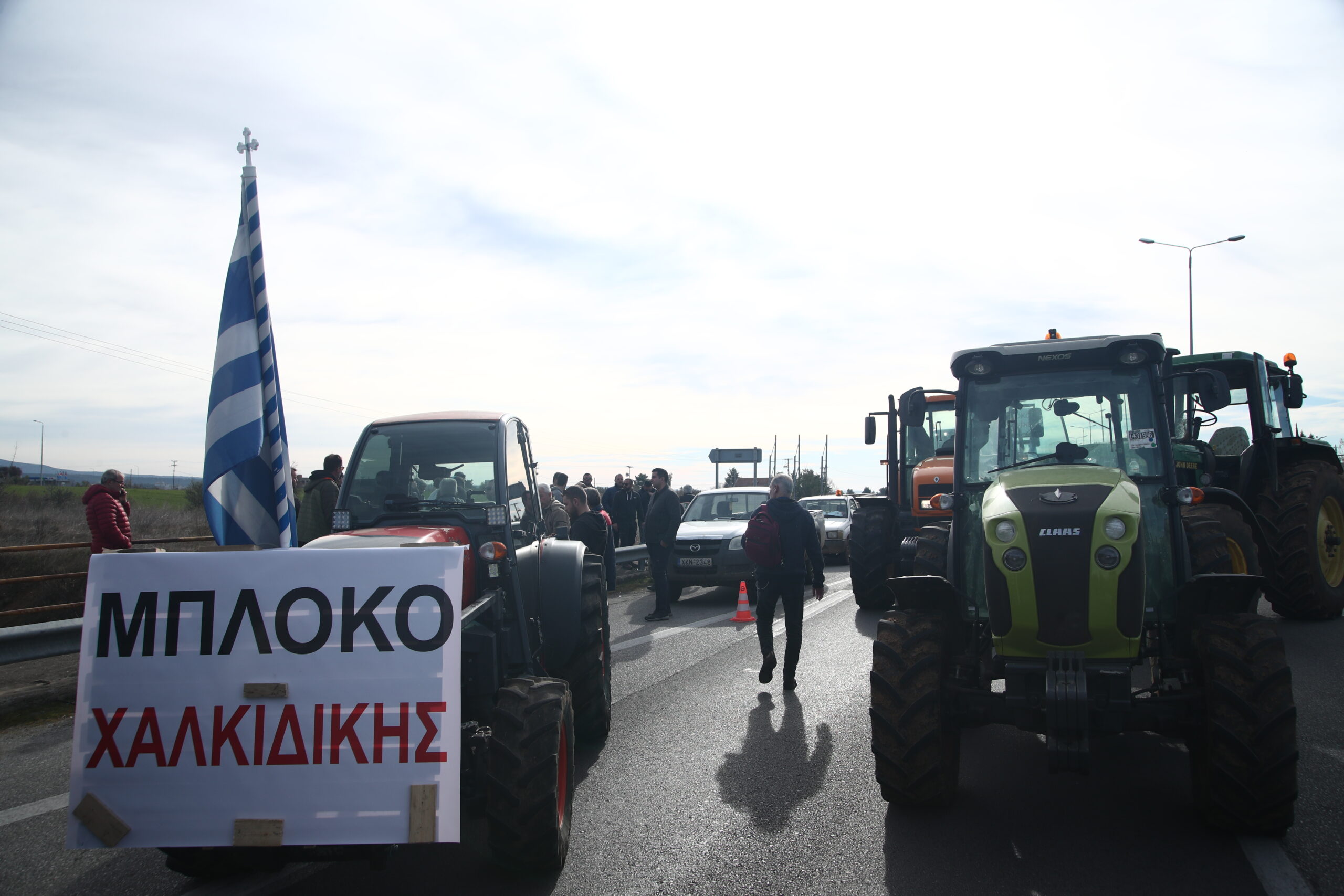 Αγρότες από το μπλόκο Θεσσαλονίκης – Χαλκιδικής απέκλεισαν το τελωνείο των Κήπων