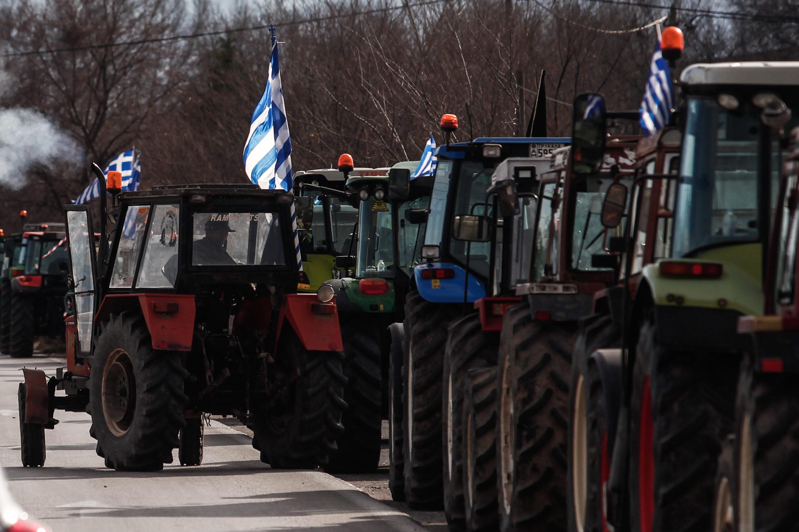 Οι αγρότες αποφάσισαν να κλείσουν τις εθνικές οδούς και να κατέβουν με τα τρακτέρ στην Αθήνα