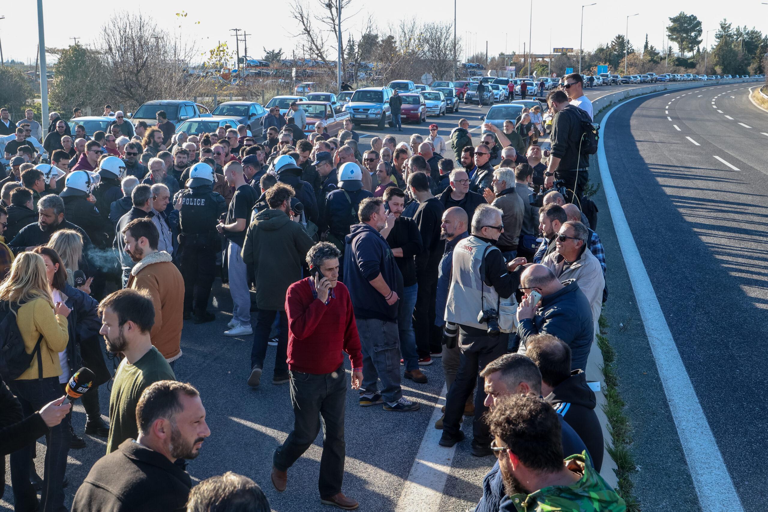 Αγρότες: Κλιμακώνονται οι κινητοποιήσεις – Προετοιμασίες για «κάθοδο» στην Αθήνα