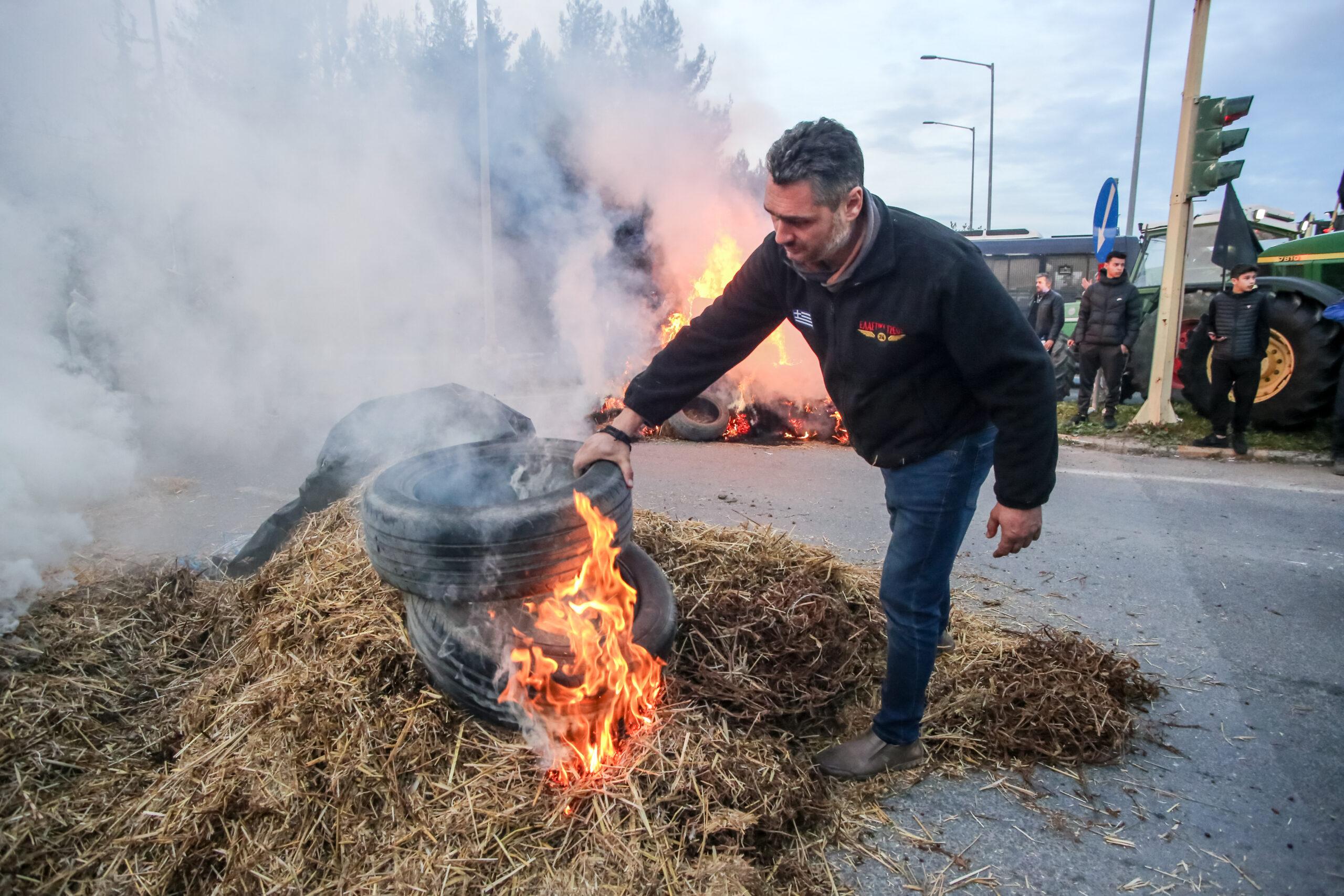 Αγρότες | Στιγμιότυπα από τα «πύρινα» μπλόκα στον Πλατύκαμπο